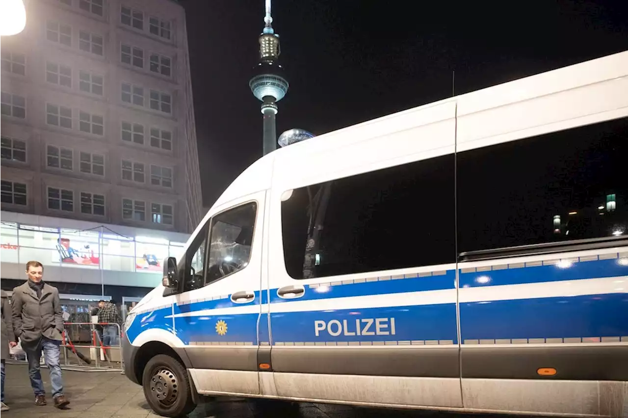 Massenschlägerei vor Club in Berlin: Polizisten geschlagen, getreten, gebissen