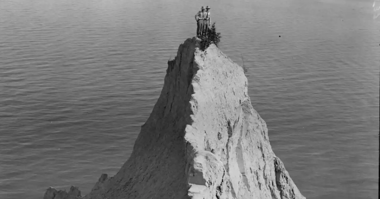 This is what the Scarborough Bluffs looked like in Toronto over 100 years ago