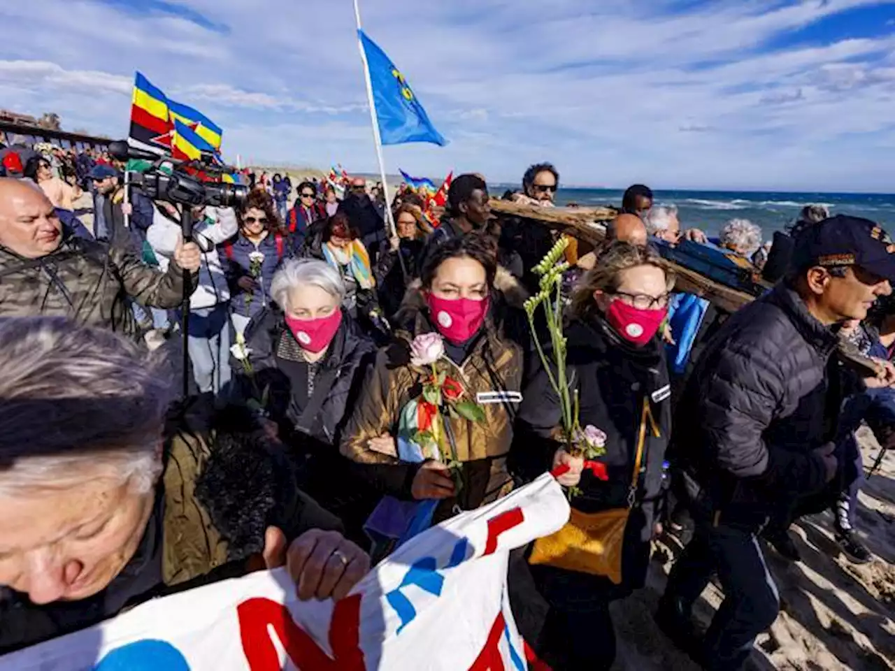 Migliaia in corteo a Cutro, le lacrime e la rabbia dei superstiti