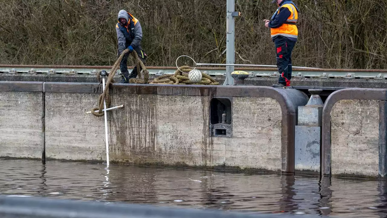 Donauschleuse Geisling in Wörth: Bergung von havariertem Frachter könnte Wochen dauern