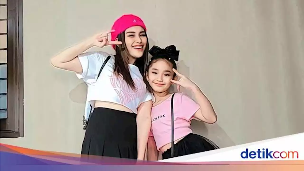 10 Momen Seru Bak Bestie Artis Boyong Anak Nonton BLACKPINK di GBK