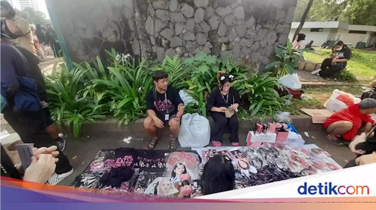 Cerita Penjual Aksesori BLACKPINK di GBK: Dagangan Diborong Fans Asal Taiwan