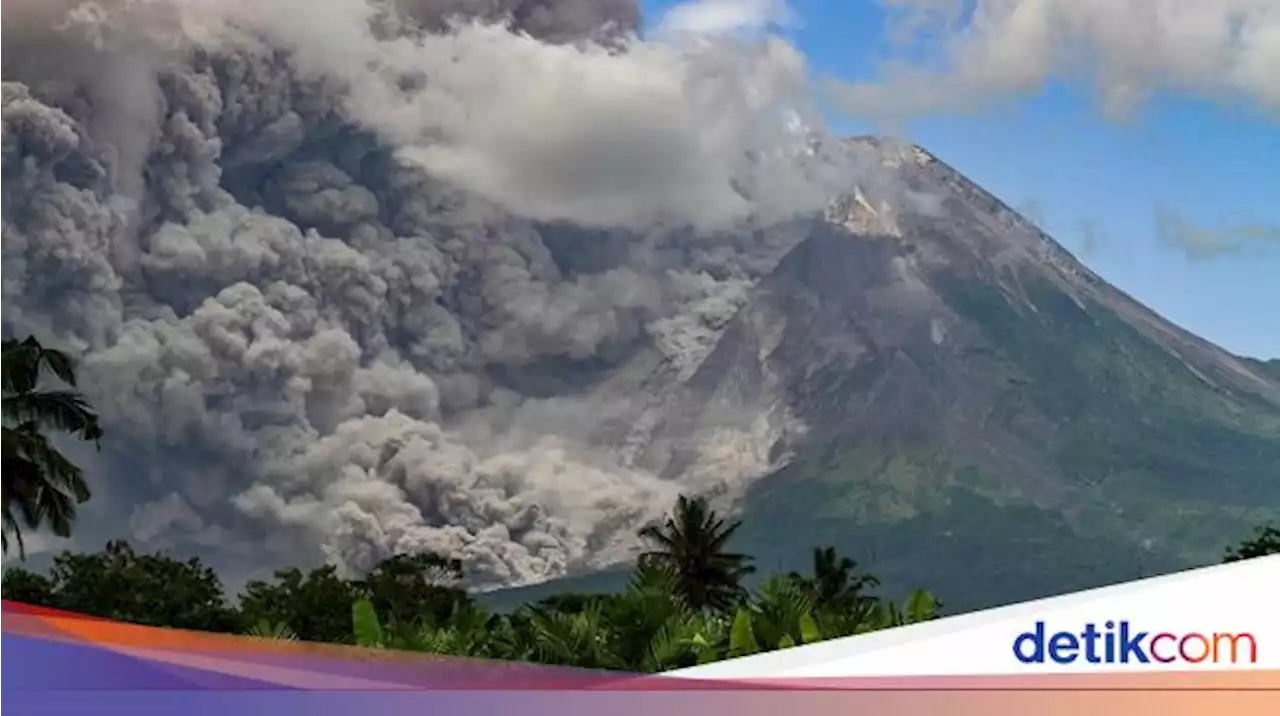 Penampakan Gunung Merapi Luncurkan Awan Panas