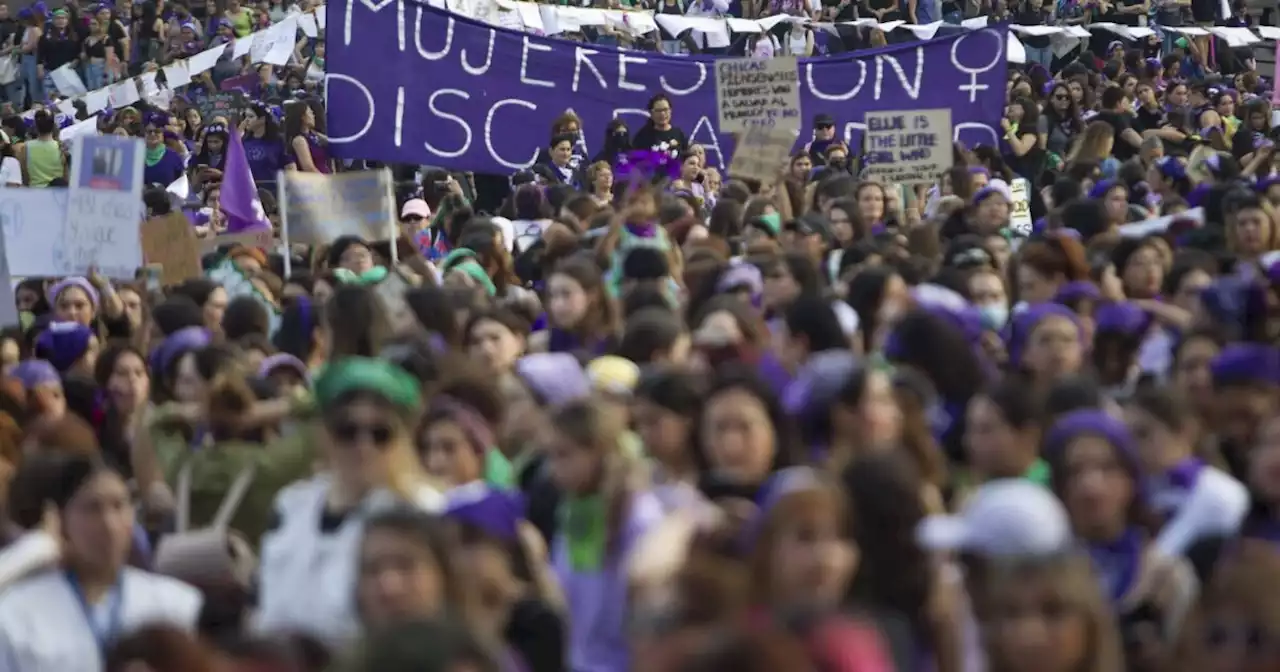 Cientos de estudiantes marchan en Oaxaca para denunciar violencia de género