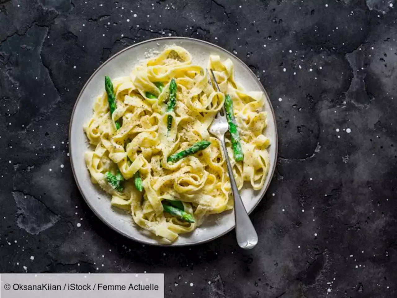 Spaghetti aux asperges et lardons : la recette facile et délicieuse de Julie Andrieu