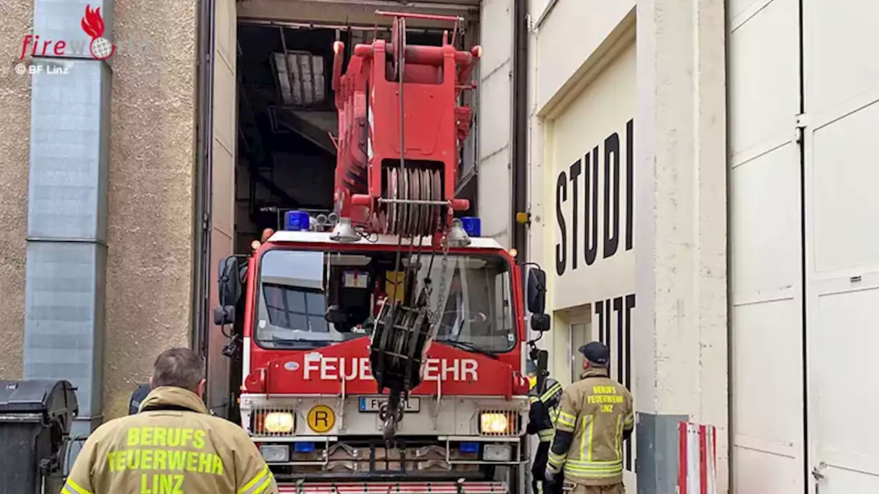 Oö: Schwieriger Einsatz bei Sturmschaden am Bühnenturm der Kammerspiele in Linz