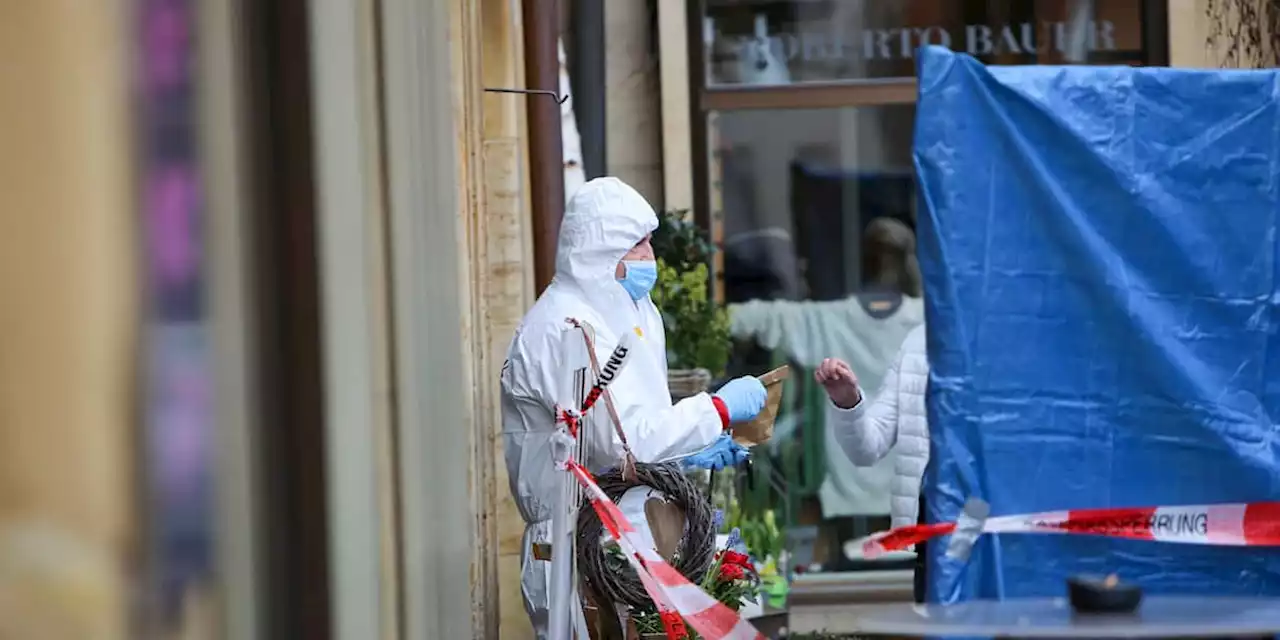 Mitarbeiterin in Blumenladen getötet - Täter weiter auf der Flucht