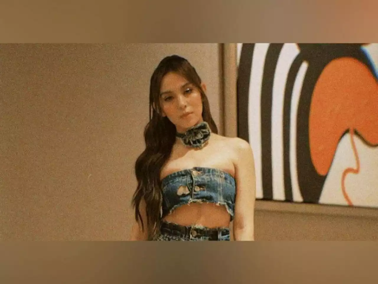 Kyline Alcantara is serving in her most fabulous y2k ensemble