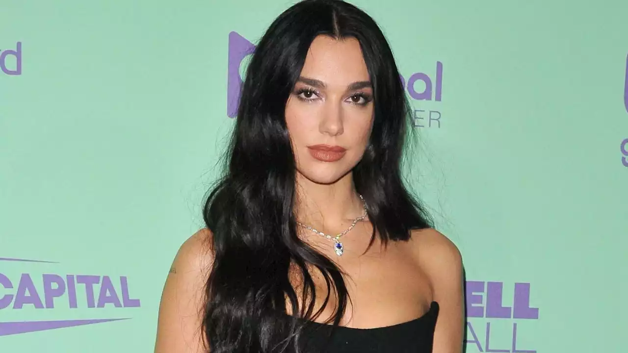 Dua Lipa, incendiaire dans une robe noire très ajustée lors du défilé Versace