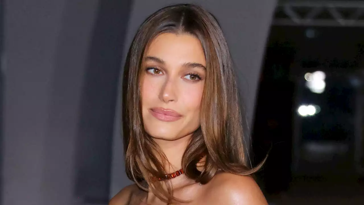 Hailey Bieber : incendiaire en mini bikini vert, elle expose son corps de bombasse et s'éclate loin du drama avec Selena Gomez - Grazia