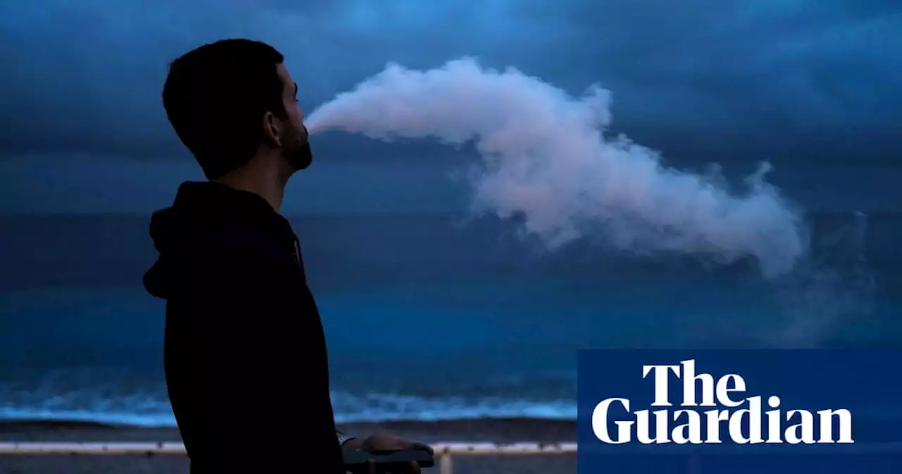 Queensland to hold inquiry into health risks of e-cigarettes amid concerns some contain toxic chemicals