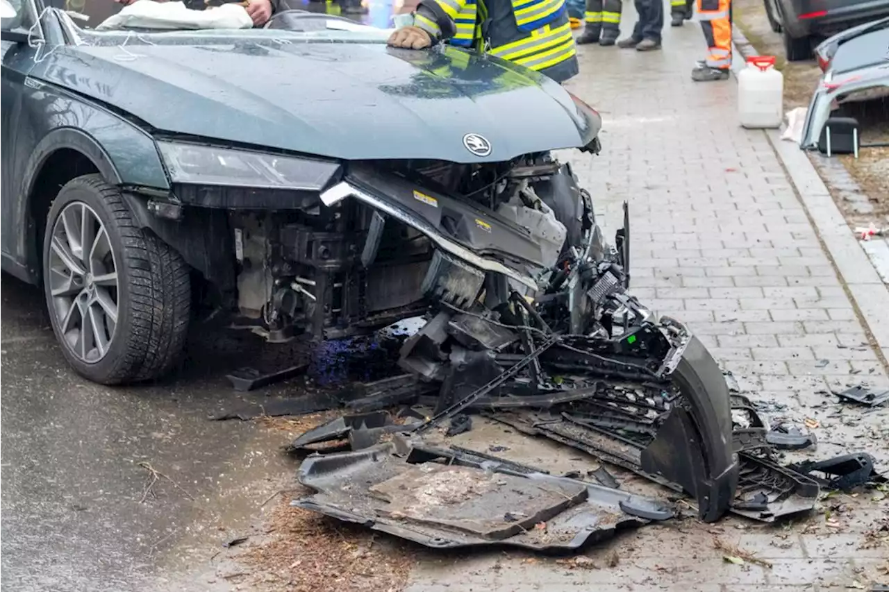 Beifahrerin schwer verletzt: Autofahrer kracht in Forsthart gegen Mauer - idowa