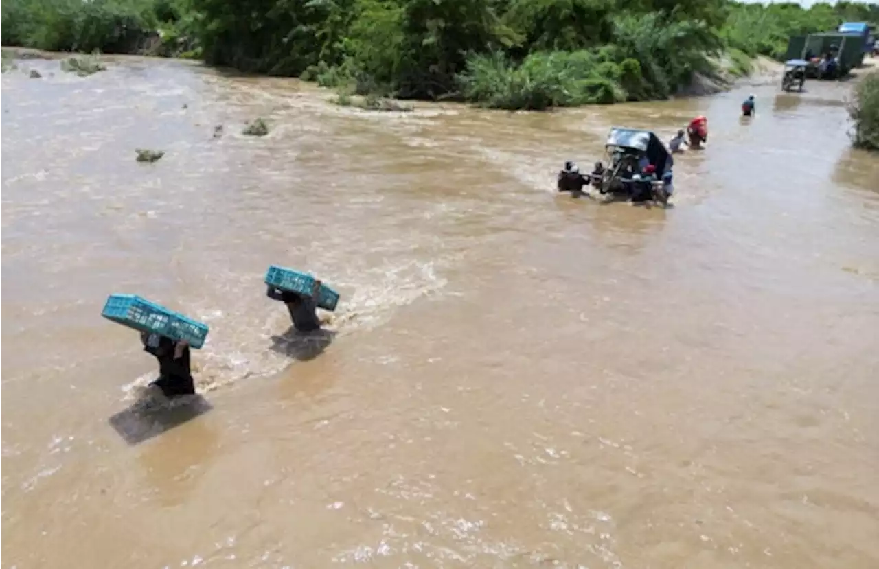 Cyclone in Peru causes major flooding, at least six dead