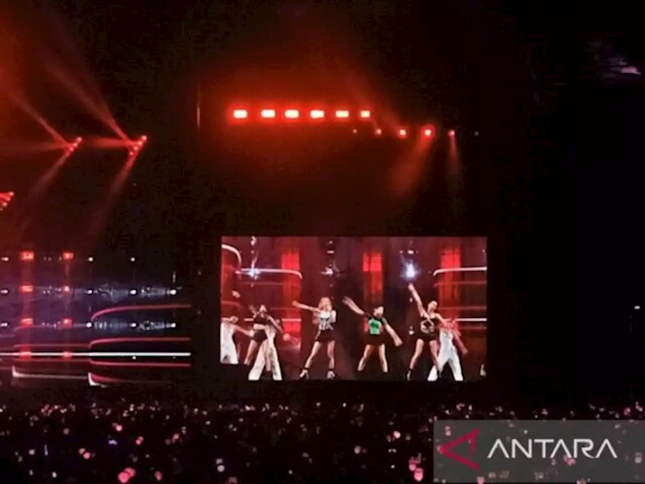 Konser di GBK Dipenuhi Lautan Manusia, BLACKPINK Kepanasan