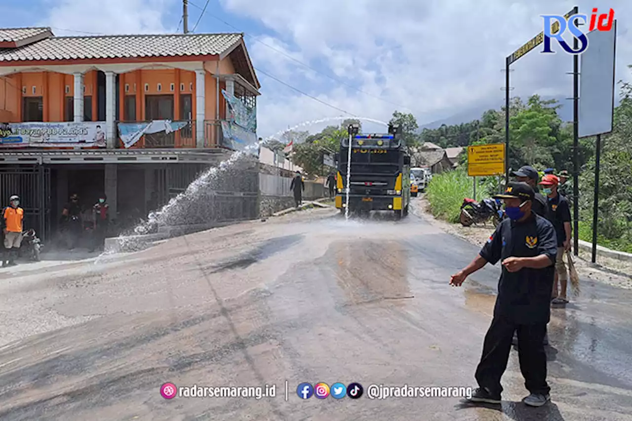 Petugas Gabungan Bersihkan Abu Vulkanik Merapi di Magelang, Kecamatan Dukun Paling Parah