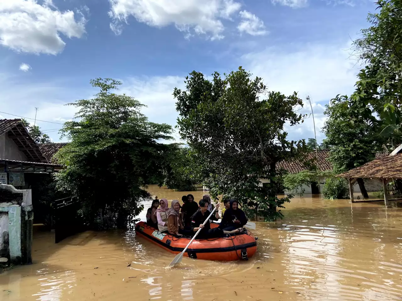 Srikandi Ganjar Bantu Korban Banjir di Lampung Utara