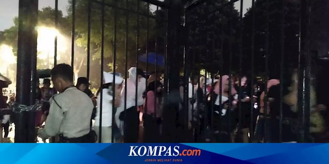 Pulang dari Konser Blackpink, Penonton Tertahan di Gate 6 GBK Sambil Diguyur Hujan