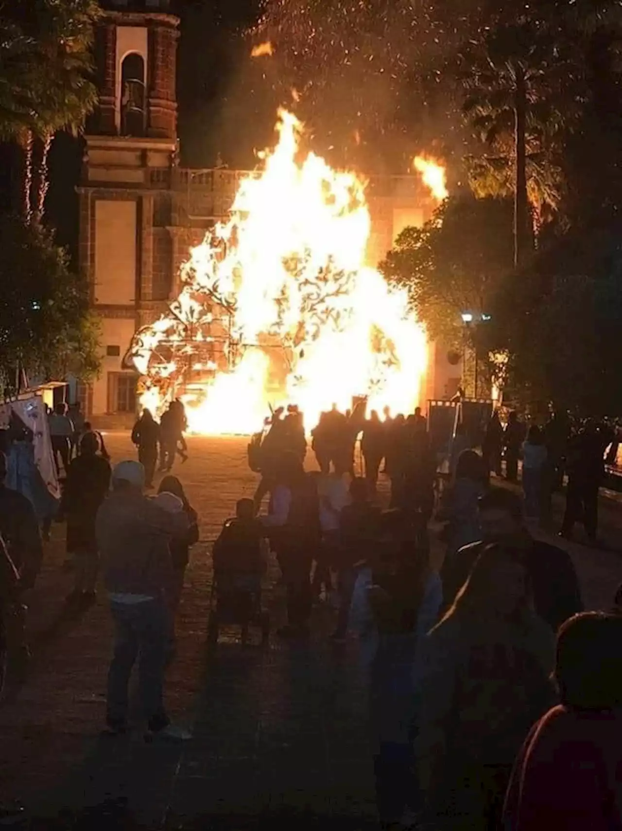 Valora el INAH daños a portón de templo colonial en Tultepec