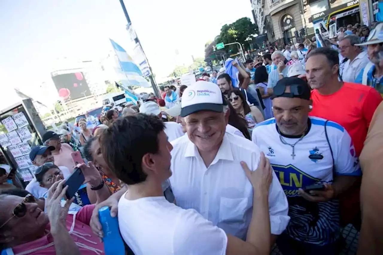 Banderazo en el Obelisco, en vivo: el minuto a minuto de la marcha convocada por Luis Brandoni