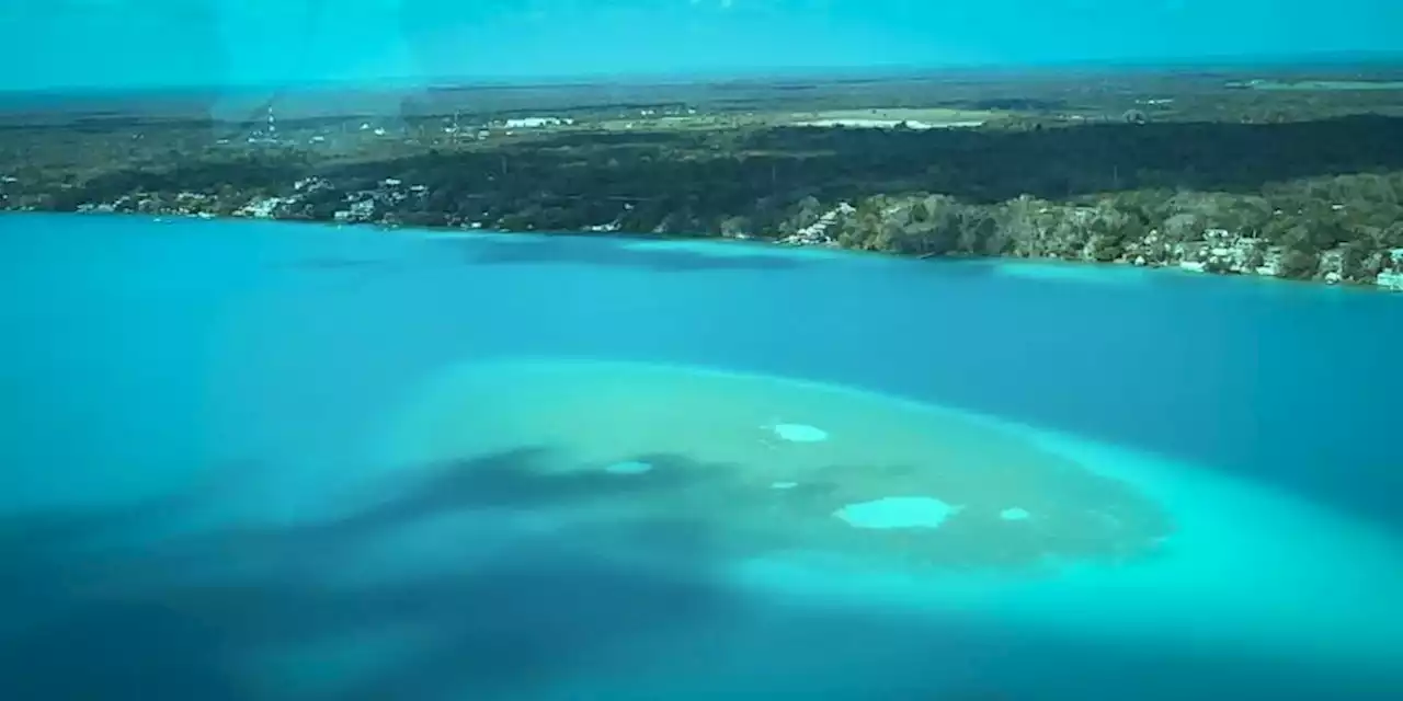 AMLO supervisa Tren Maya y comparte foto de la Laguna de los Siete Colores en Bacalar