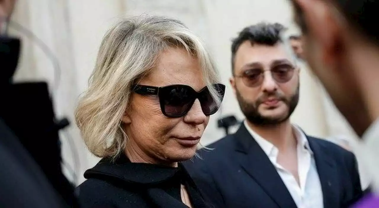 Maria De Filippi, gli amici preoccupati per le sue condizioni dopo la morte di Costanzo: «Ha un vuoto dentro»