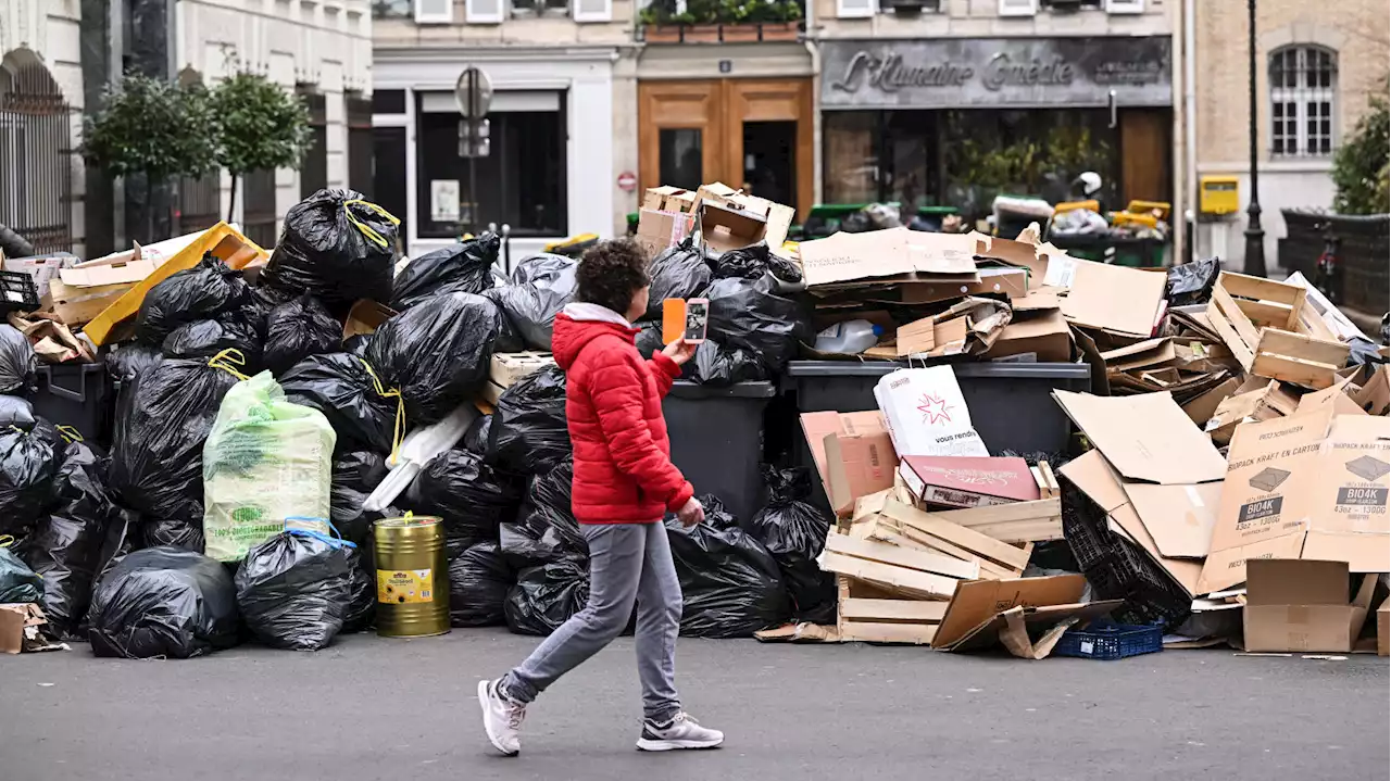 À Paris, la grève des éboueurs prend un tour politique