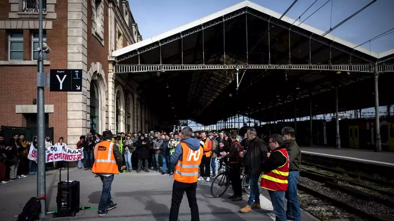 Retraites: le trafic SNCF toujours «perturbé», celui de la RATP «s'améliore»