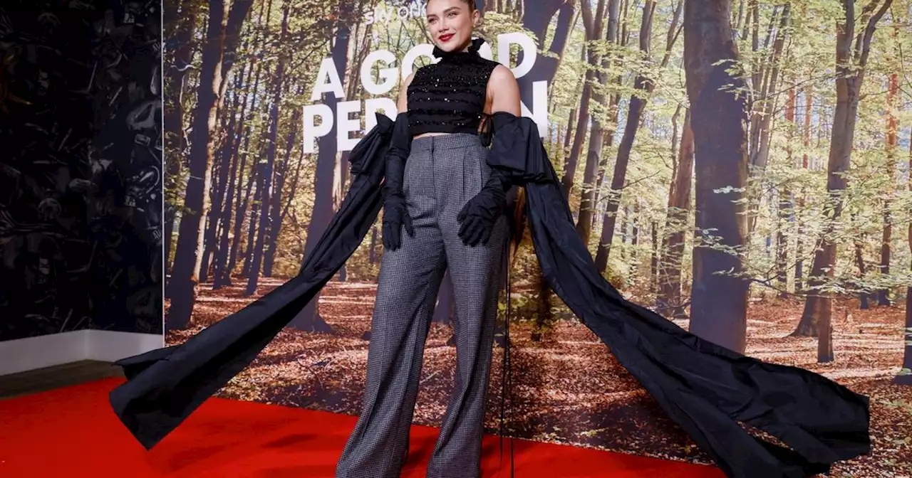 Florence Pugh et ses interminables gants d'opéra fascinent le tapis rouge