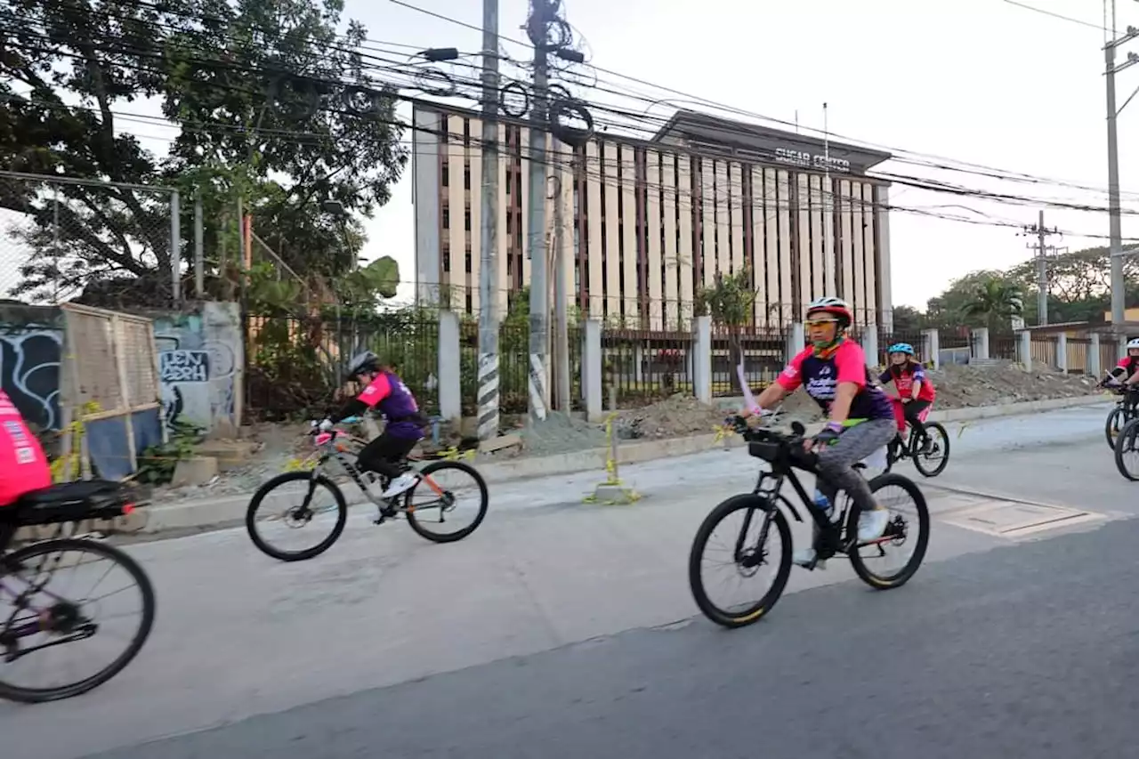 1,000 women join QC bike run