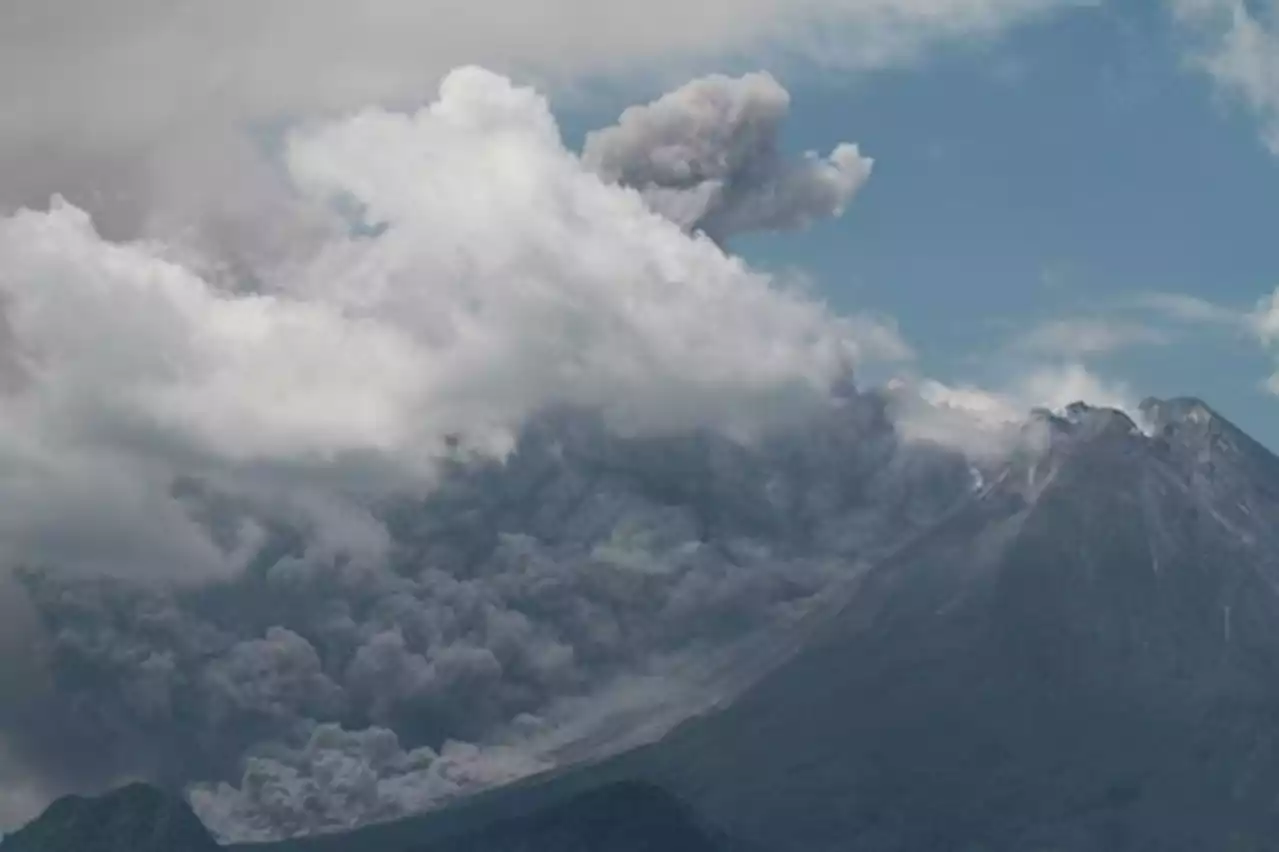 Terdampak Avu Vulkanik, PMI Distribusikan Masker untuk Korban Erupsi Merapi