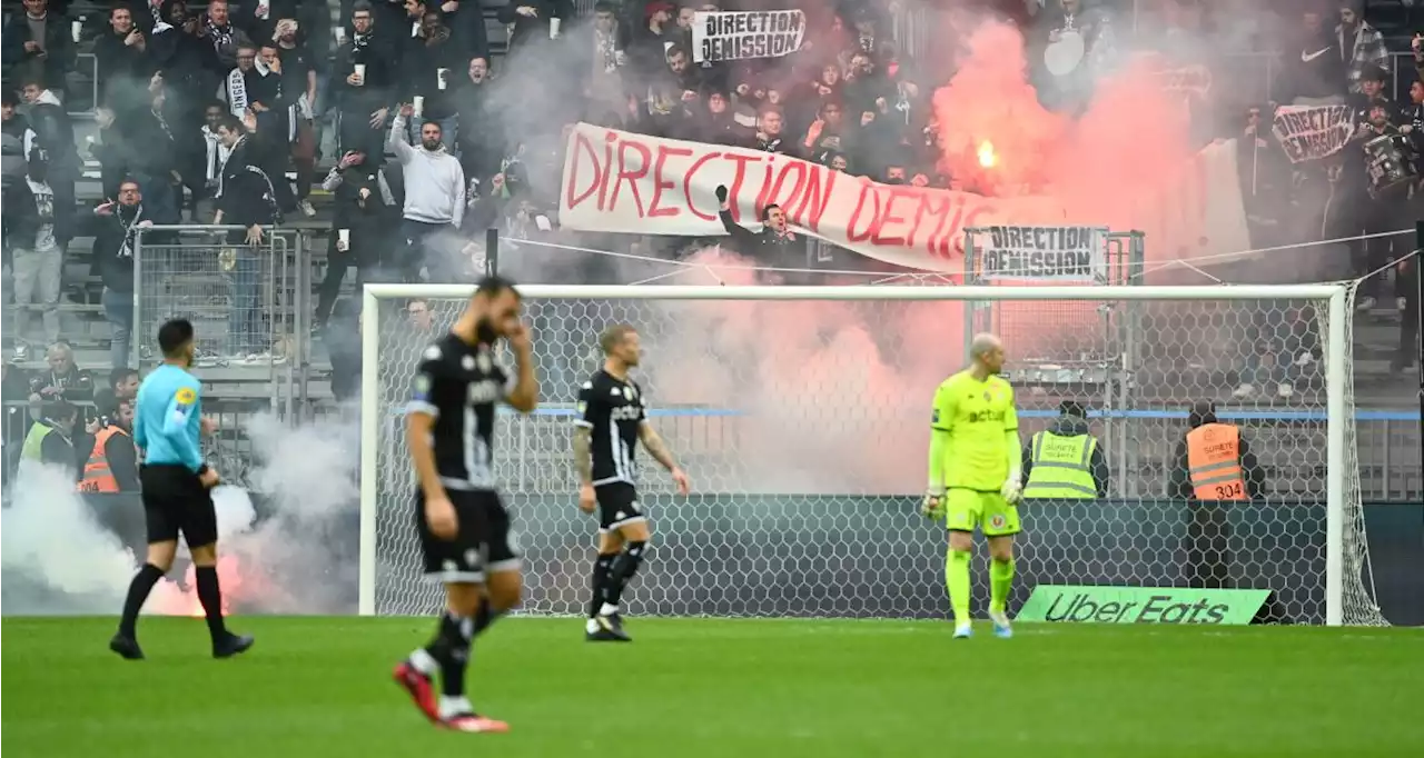 Angers - Toulouse : des supporters brûlent le filet du but avec un fumigène !