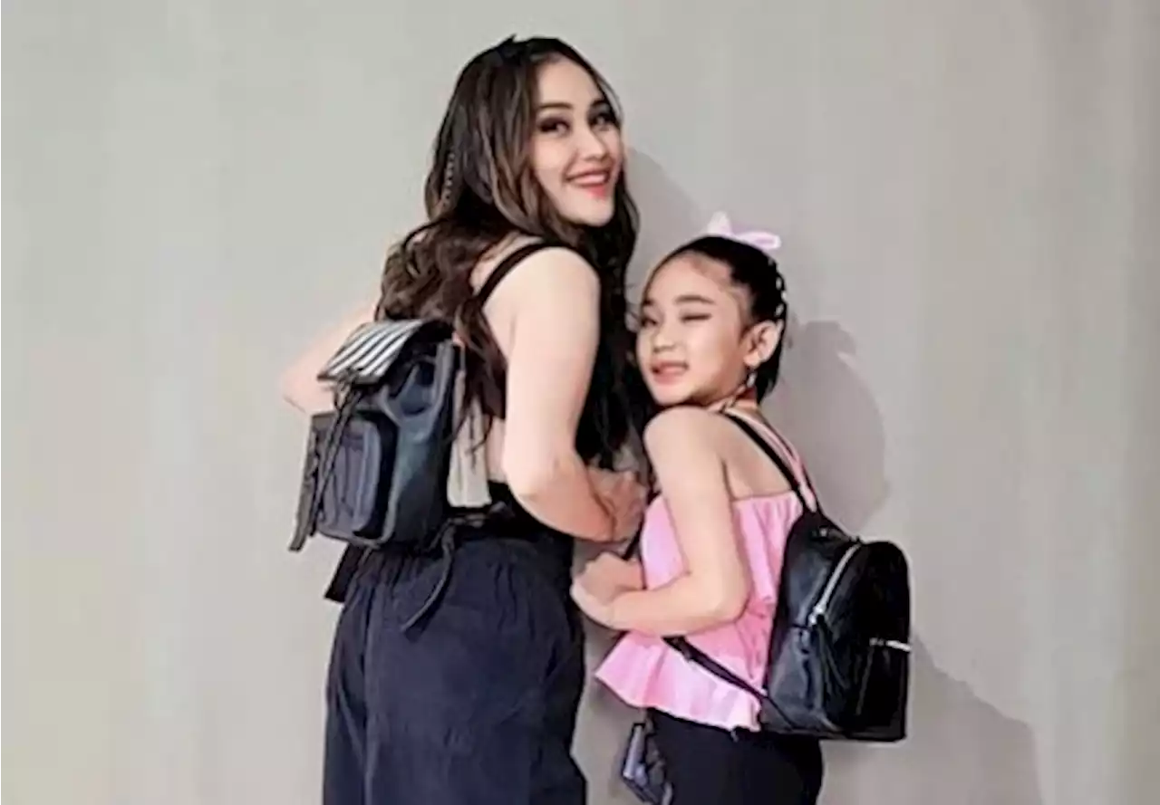 Ajak Bilqis Nonton Konser BLACKPINK Hari Kedua, Ayu Ting Ting: Anak Bunda Masih Semangat