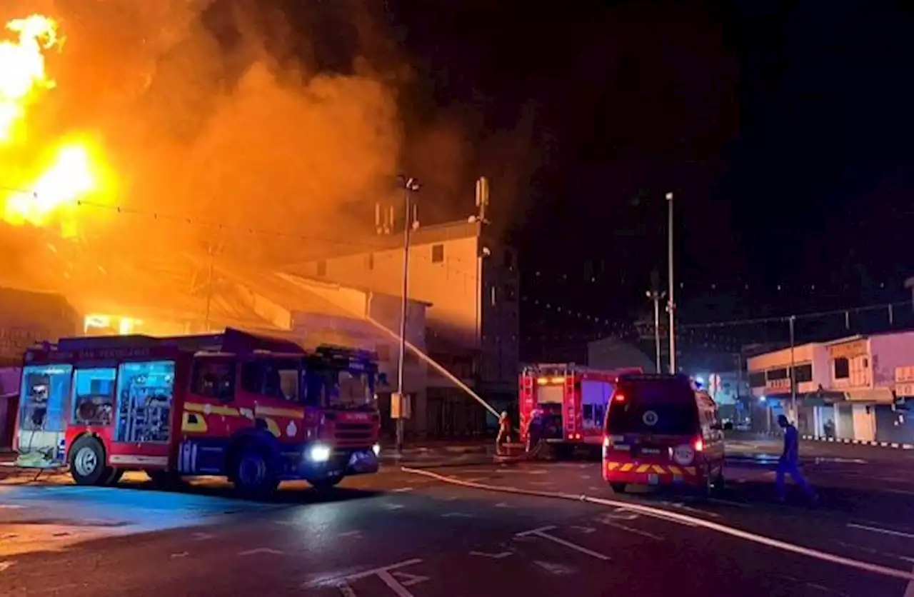 Six shop lots in Sibu razed in early morning fire