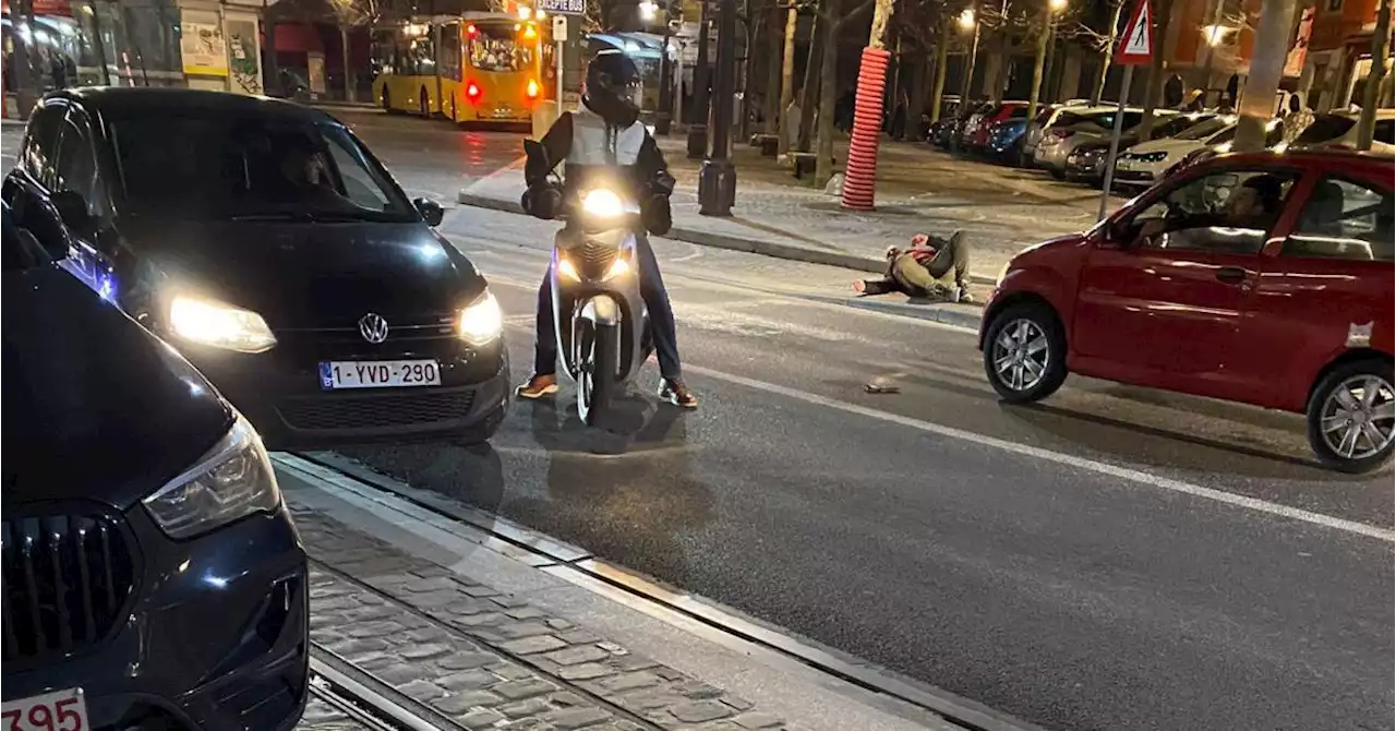 Il se fait renverser sur un passage pour piétons rue Léopold à Liège par un vélomoteur qui prend la fuite