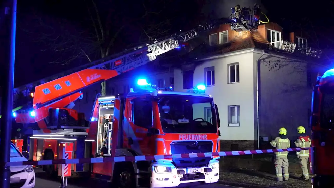 80 Feuerwehrkräfte im Einsatz: Brand in Haus in Berlin – ein Mensch leicht verletzt