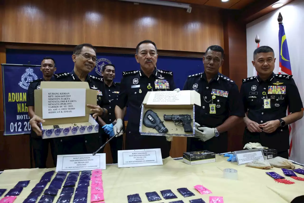 Penternak lembu miliki pistol, peluru hidup ditahan polis