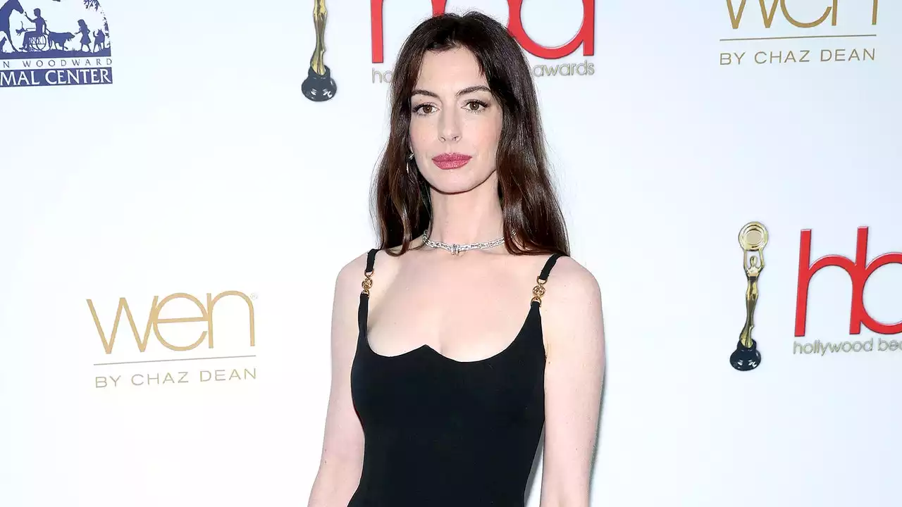 Anne Hathaway llevó las sandalias más sexis del verano con un vestido Versace