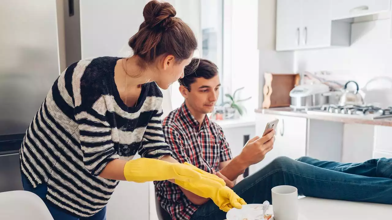 Hausarbeit: 'Männer sehen Geschirr, Frauen Abwasch'