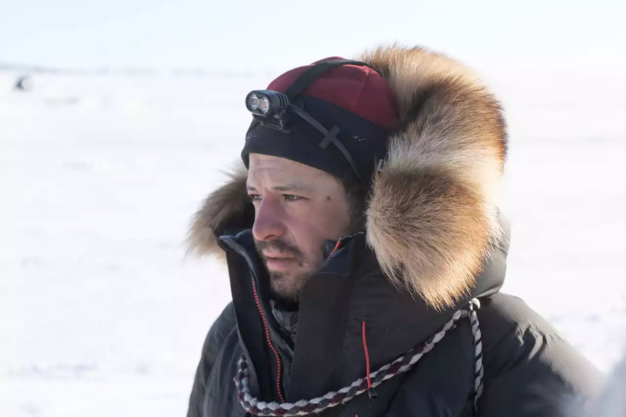 When this Iditarod rookie lost his dog team, his top competitor helped him out