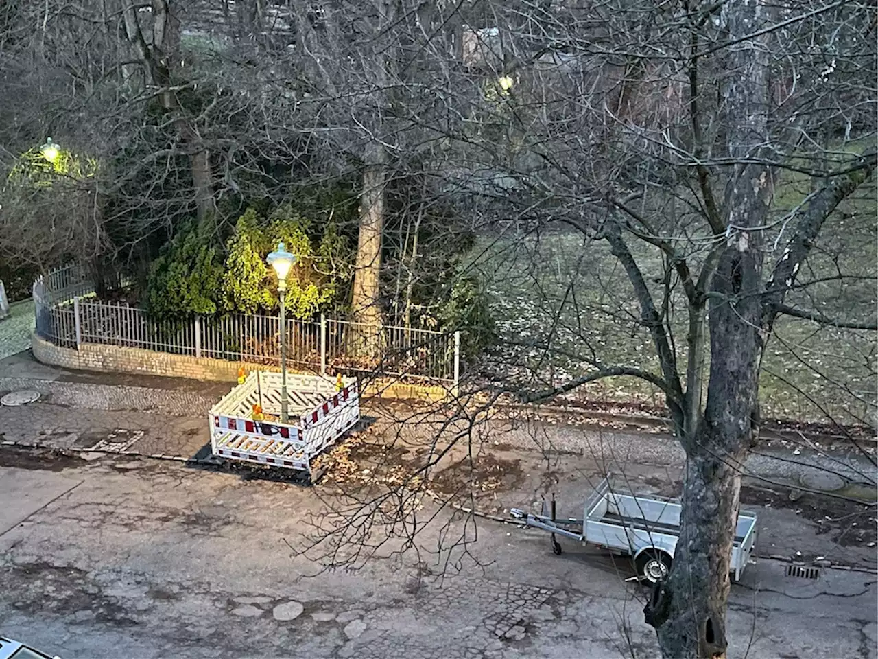 Wunder gibt es immer wieder: Straßenlaterne Nummer 13 leuchtet endlich