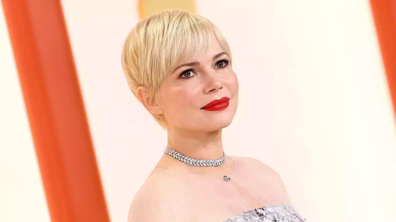 Michelle Williams Brings Back Her Platinum Pixie Crop At The Oscars