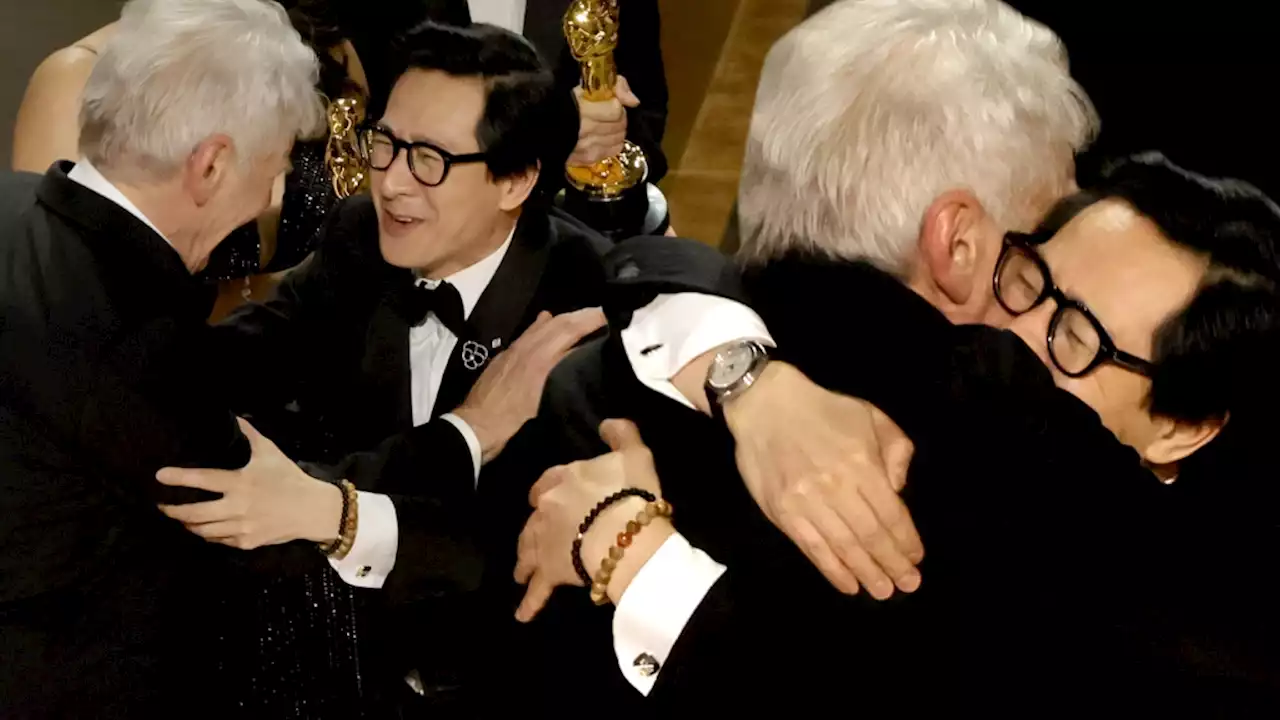 Ke Huy Quan & Harrison Ford Have ‘Indiana Jones’ Reunion On Oscar Stage