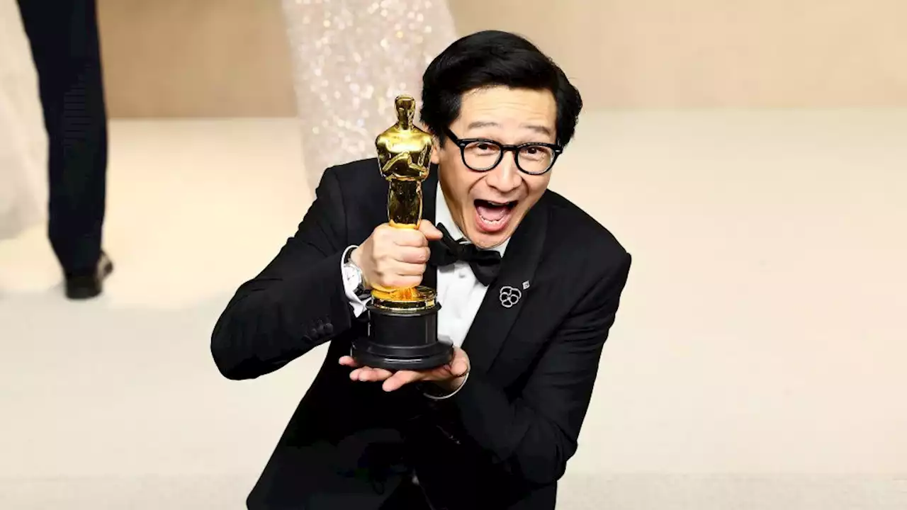 Ke Huy Quan Says He Honored His Mom By Reclaiming Birth Name As An Adult Actor; Declares “Goonies Never Say Die” – Oscars Backstage