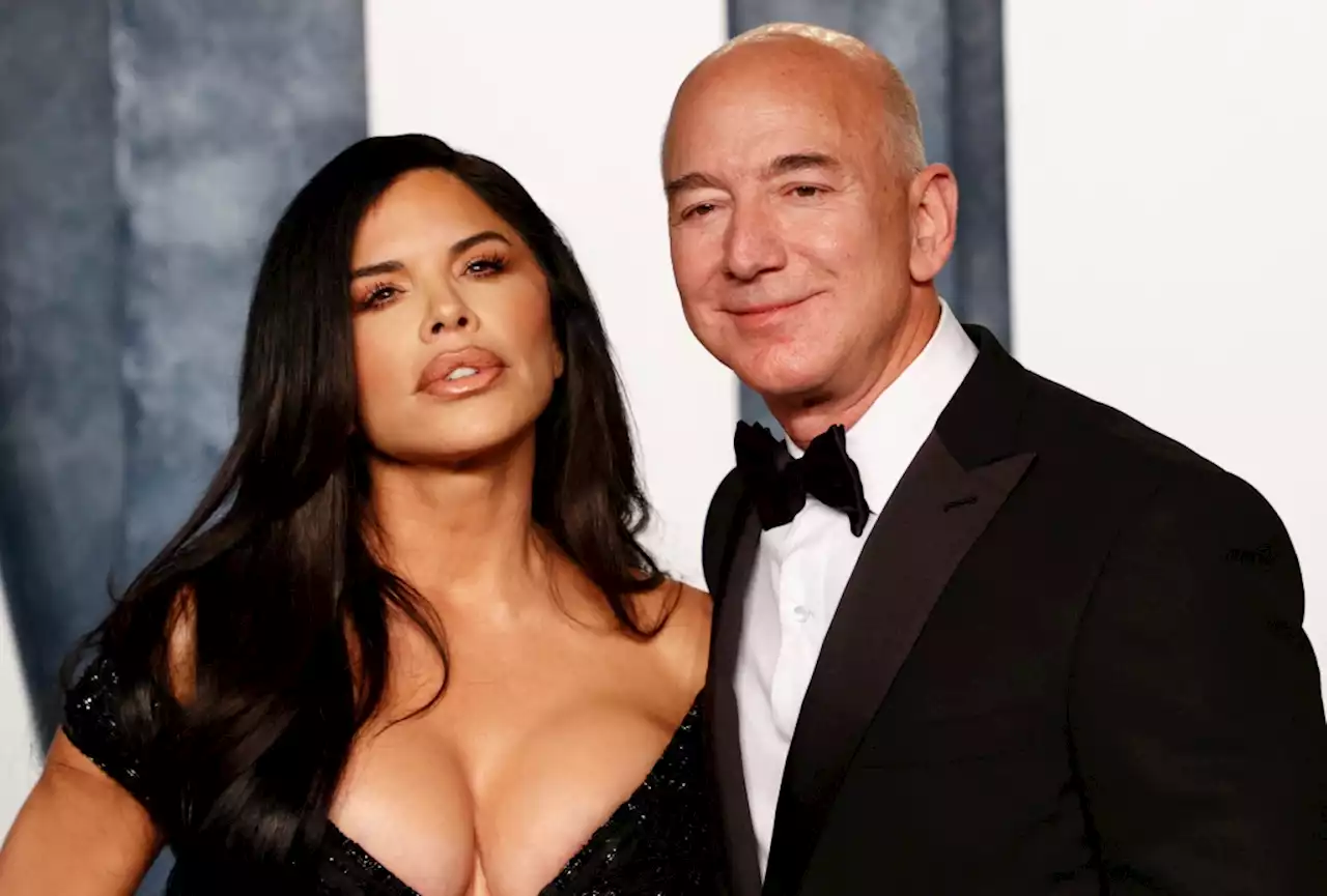 Vanity Fair Oscar Party Photos: See Jeff Bezos, Pedro Pascal, Olivia Wilde, Cardi B, Kendall Jenner & Many More On The Red Carpet