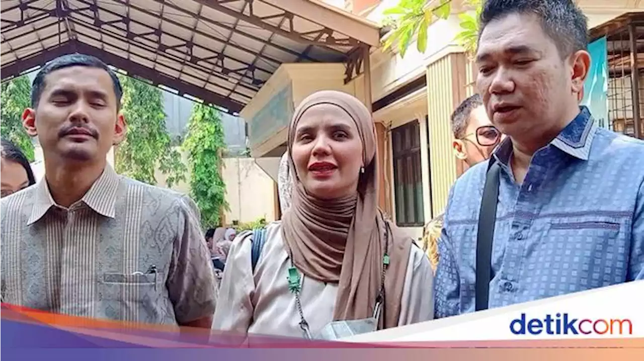 7 Senyum dalam Kesedihan Aldila Jelita di Sidang Cerai