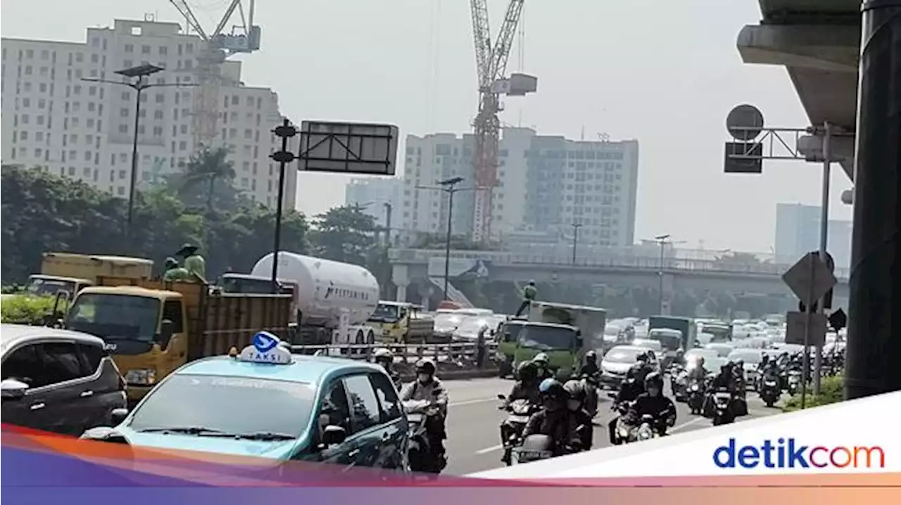 Ada 2 Truk Berhenti di Lajur Kanan, Jalan MT Haryono Arah Pancoran Macet