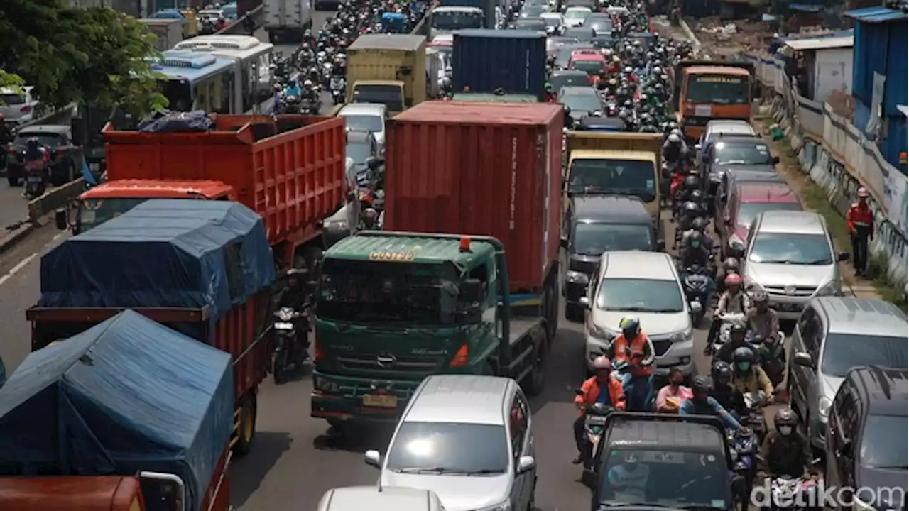 Penampakan Lubang Besar di Jalan Daan Mogot yang Bikin Macet