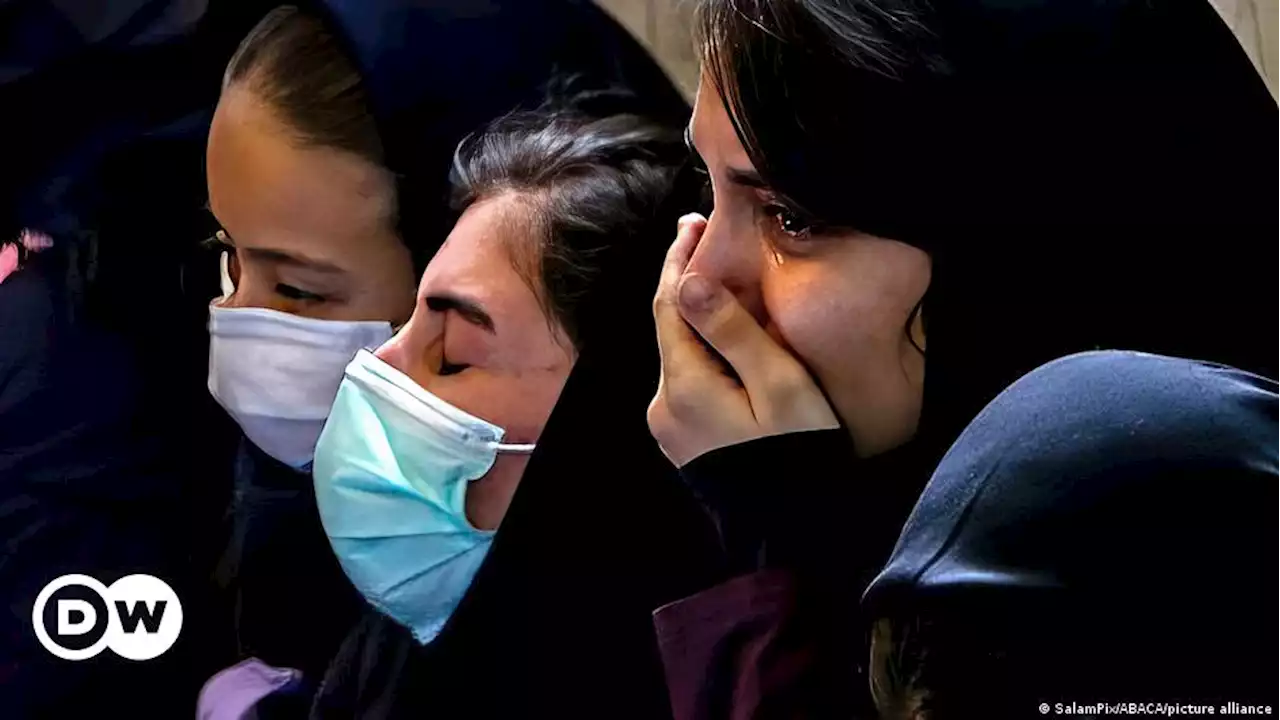 وزارت بهداشت: ۱۳هزار دانش‌آموز مسموم‌ تحت معالجه قرار گرفتند – DW – ۱۴۰۱/۱۲/۲۲