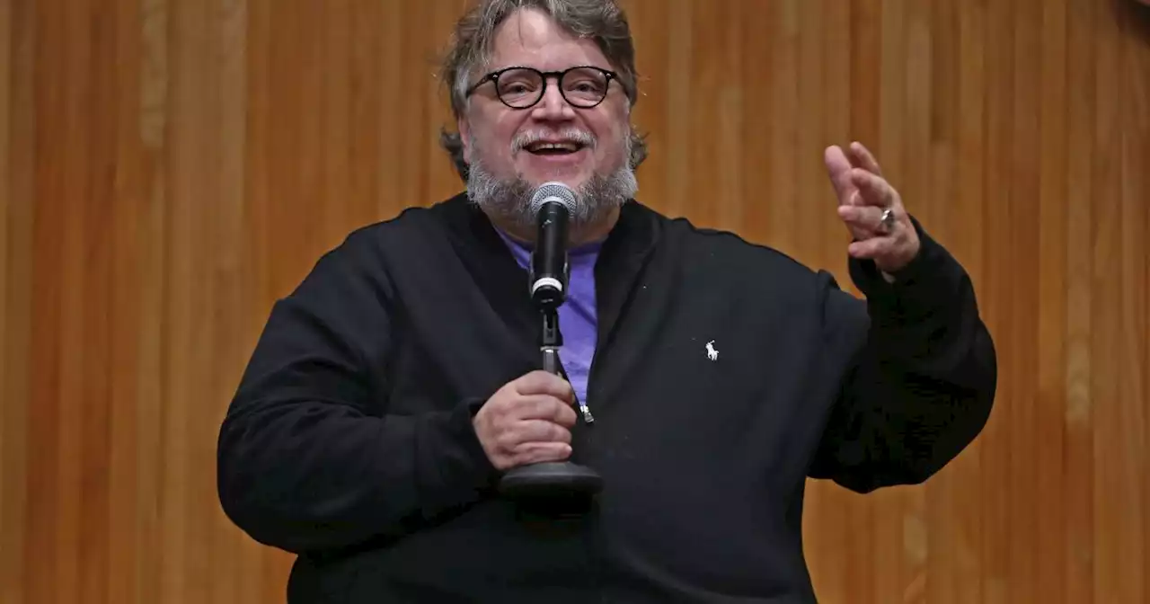 Monreal, Ebrard y más políticos felicitan a Guillermo del Toro por el Oscar