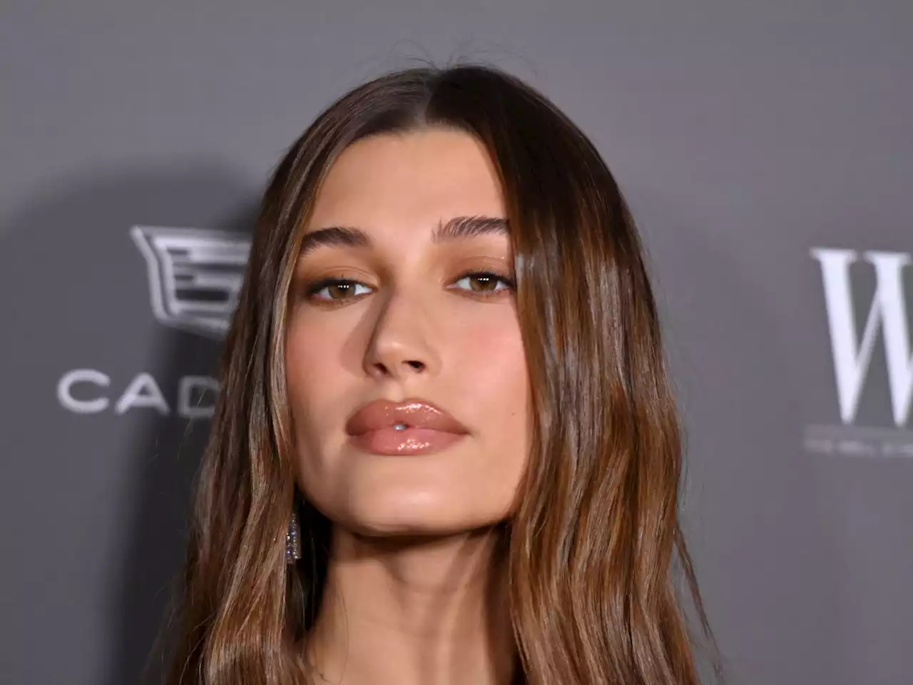 Coiffure tendance 2023 : Hailey Bieber adopte le nouveau carré trendy et on ne veut plus que l'imiter ! - Grazia